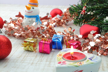 クリスマスのイメージ　赤いオーナメントとキャンドル