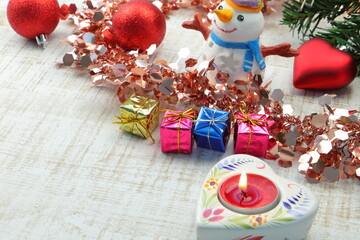 クリスマスのイメージ　赤いオーナメントとキャンドル