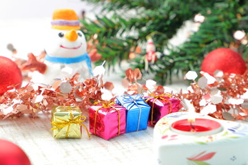 クリスマスのイメージ　赤いオーナメントとキャンドル