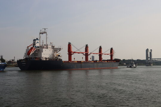 Bulk Carrier Bereket from Panama on the oude Maas heading to Botlekbrigde