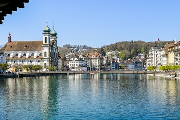 Luzern, Jesuitenkirche, Kapellbrücke, Wasserturm, Jesuitenplatz, Kirche, Reuss, Fluss, Rathaussteg, Stadt, Altstadt, Altstadthäuser, Alpen, Vierwaldstättersee, Frühling, Schweiz 