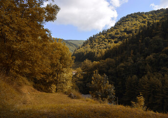 Paisaje montañoso en otoño de octubre.