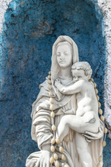 Fototapeta na wymiar White Statue Virgin Mary and Child Jesus