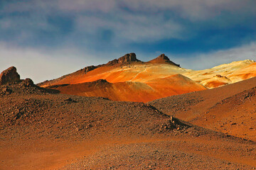 Fototapeta na wymiar Paysage de montagne ciel bleu coloré Sud Lipez cordillère des Andes Bolivie pays de contraste.