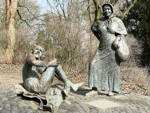 Statue Bauersfrau und Teufe am Lousberg in Aachen