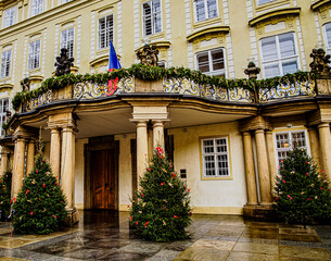 クリスマス飾りのあるプラハ城内宮殿正面エントランス