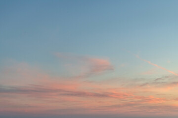 Ciel avec des nuages reflétant le coucher de soleil