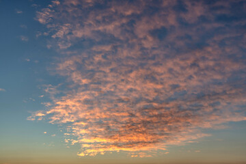 Naklejka na ściany i meble Ciel avec des nuages reflétant le coucher de soleil