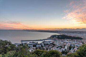 Fototapeta premium Coucher de soleil sur la baie des anges à Nice sur la Côte d'Azur