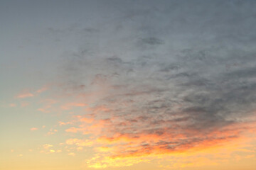 Ciel avec des nuages reflétant le coucher de soleil