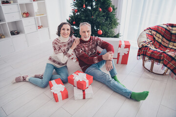 Obraz na płótnie Canvas Full length photo of sweet couple aged lady man sit with present wear sweater jeans socks at home