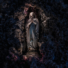 statue de la vierge, église de Charroux