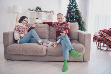Obraz premium Full length photo of nice couple old lady man sit watch tv wear sweater jeans socks at home