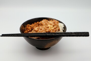 日本の納豆ご飯のクローズアップ