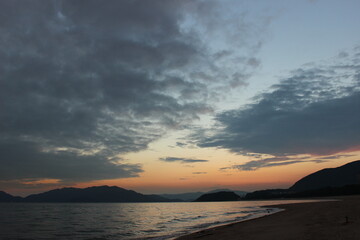 雲模様と輝く空の光！SDGs地球の自然