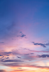 Naklejka premium Natural sky background at sunrise or sunset. Sky with colorful clouds.