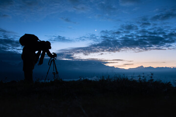 Fototapeta premium Silhouette of photographer in Khaliya Top, Munsiyari, Uttarakhand, India.