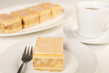 Gedeckter Apfelkuchen mit einer Tasse Kaffee