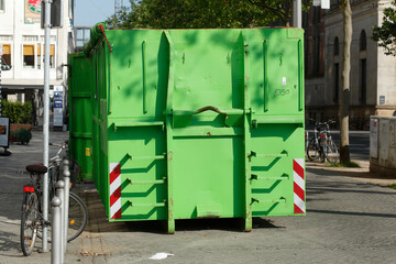 Container, grüne Absetzmulde für Bauschutt auf der Straße stehend Deutschland, Europa