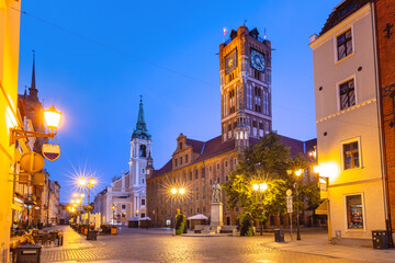 Morning panorama of Gothic Old Town Hall, Ratusz Staromiejski, in Torun, Poland - obrazy, fototapety, plakaty