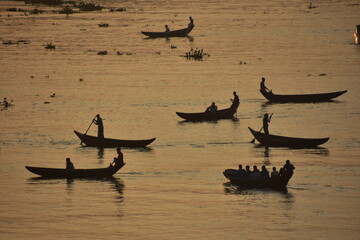 バングラデシュの首都。
早朝のダッカ。
川を行き交う渡し船。