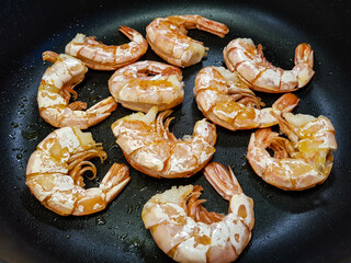 Easy Peel Eismeer Garnelen in der Bratpfanne