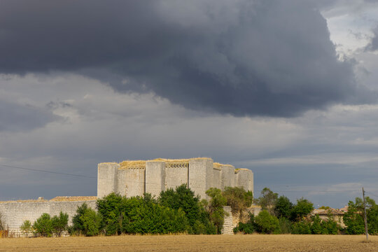 castillo del municipio de Villalba de los Alcores en la provincia de Valladolid, Espa&ntilde;a