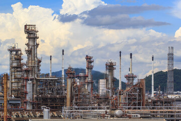 Fototapeta premium Oil refinery at twilight with sky