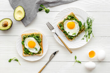 Sadwich with avocado eggs and spinach on toasted bread