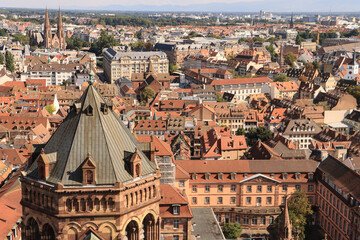 Fototapeta na wymiar Straßburg; Blick vom Münster über den Vierungsturm in Richtung Neustadt mit der Paulskirche