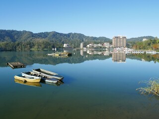 Fototapeta na wymiar Perfect reflection over Taiwan's famous Sun Moon Lake in the morning