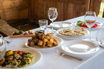 Table setting: grilled chicken with vegetables