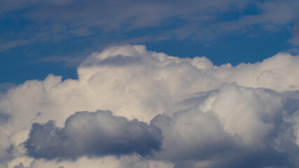 Temps clément, seulement marqué par quelques passages de gros cumulus.  Ils sont le signe d'une très légère instabilité atmosphérique