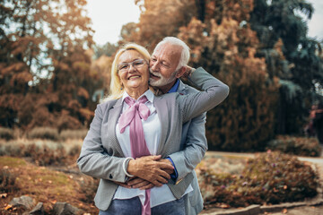 Fototapeta premium Happy senior couple in autumn park