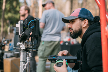 The focusing device turns focus on the set. The fokuspuler checks the sharpness of the frame of the...