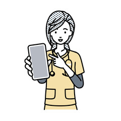 立ってスマートフォンを指差してこちらに向けて見せている看護師の女性