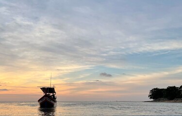 Fototapeta premium boat at sunset