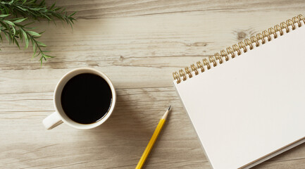 Coffee and notepad on the desk. デスクの上のコーヒーとメモ帳	
