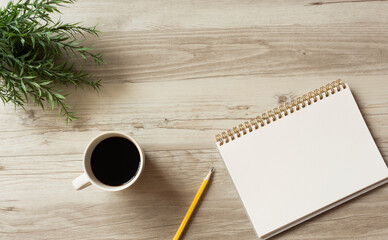 Coffee and notepad on the desk. デスクの上のコーヒーとメモ帳	
