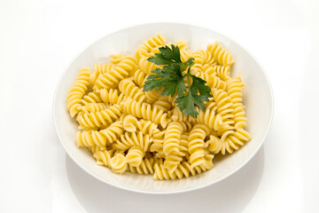 assiette de fusilli en gros plan isolé sur un fond blanc