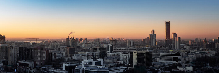 Fototapeta premium Dawn sun over the metropolis of early sunset