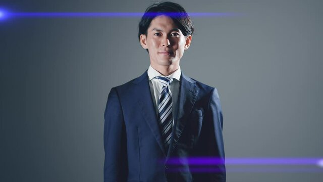 笑顔のビジネスマンの立ち姿　イメージ
