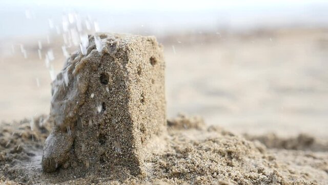 水害で崩れる砂上の楼閣のイメージ
