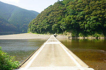 Fototapeta premium Shimanto River Valley and Iwama Sinking bridge in Kochi, Shikoku, Japan - 日本 四国 高知 四万十川 岩間沈下橋 