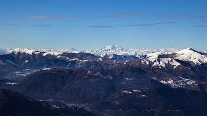 Fototapeta na wymiar Panorama dal belvedere dei Piani dei Resinelli. Sullo sfondo il monte Rosa