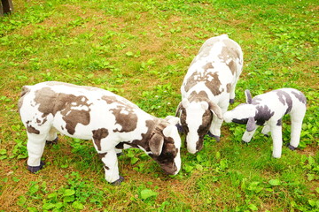 Ornament of Milk Cow, Image of Dairy Cattle and Pasturage - 牛 置物 放牧