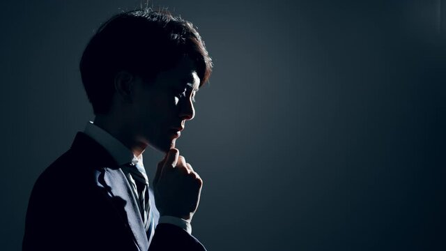 シルエット姿のビジネスマン
