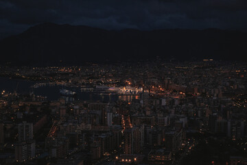 Hafen von Palermo bei Nacht