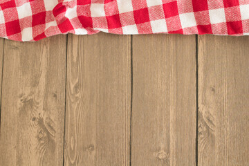 Tabla de madera con mantel con cuadros rojos y blancos