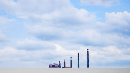 Chimeneas de fabrica entre la nubes